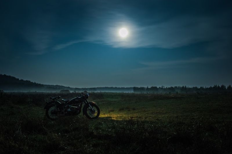 Мотоцикл, Повний Місяць, Фізкультура...